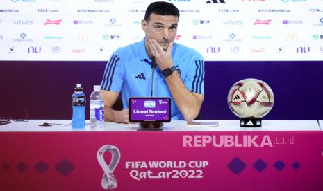 Pelatih timnas Argentina Lionel Scaloni menghadiri konferensi pers menjelang pertandingan sepak bola semifinal Piala Dunia 2022 Qatar antara Argentina dan Kroasia di Doha, Senin, 12 Desember 2022.