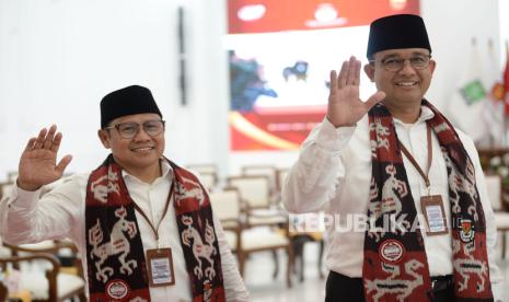 Bakal calon Presiden Anies Baswedan bersama bakal calon Wakil Presiden Muhaimin Iskandar saat melakukan pendaftaran bakal pasangan calon presiden dan wakil presiden pemilihan umum 2024 di Gedung KPU, Jakarta, Kamis (19/10/2023). Pasangan Anies-Muhaimin (AMIN) menjadi pasangan yang pertama mendaftar di KPU sebagai bakal pasangan calon presiden dan wakil presiden 2024.