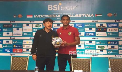 Pelatih Shin Tae-yong dan bek Rizky Ridho memberikan keterangan pers terkait persiapan pertandingan FIFA matchday melawan Palestina di Hotel Vasa Surabaya, Selasa (13/6/2023).