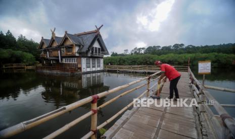 Petugas membersihkan dermaga di Wisata Alam Floating Market, Lembang, Kabupaten Bandung Barat, Jawa Barat.  Sejumlah objek wisata yang terletak di Kecamatan Lembang, Kabupaten Bandung Barat ditutup untuk mencegah kerumunan orang dalam rangka antisipasi virus corona atau COVID-19.