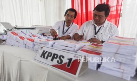 Petugas KPPS menyiapkan surat suara untuk warga di Tempat Pemungutan Suara (TPS) 61, Lebak Bulus, Jakarta, Rabu (14/2/2024). Jumlah pemilih muda pada Pemilu 2024 dari generasi milenial dan Gen Z mencapai sekitar 55 persen dari daftar pemilih tetap yang memiliki pengaruh besar pada penghitungan suara. Berdasarkan data pada pemilu 2024 ini terdapat 66.822.389 generasi milenial dan 46.800.161 Gen Z.