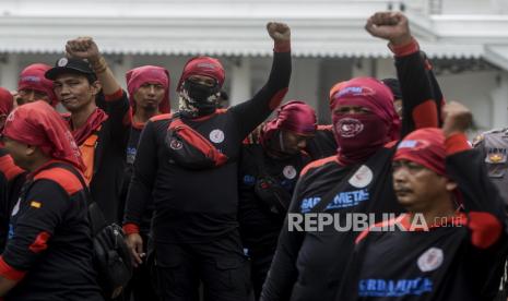 Massa buruh saat melaksanakan aksi di depan Balai Kota DKI Jakarta, Jumat (2/12/2022). Pada aksi tersebut mereka menuntut meminta UMP DKI 2023 naik 10,55 persen, menolak kenaikan UMP DKI 2023 yang naik sebesar 5,6 persen atau Rp 4,9 juta, meminta inflasi dan pertumbuhan ekonomi jadi acuan penetapan UMP 2023 dan menolak UU Cipta Kerja.  