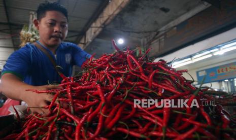 Pedagang merapikan cabai kriting dagangannya, ilustrasi. Harga cabai di sejumlah pasar di Kota Tangerang berangsur turun, berdasarkan pantauan PD Pasar Kota Tangerang pada Kamis (14/7/2022).