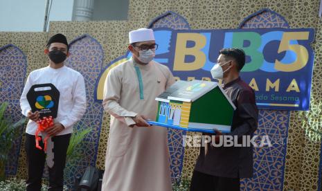 Gubernur Jawa Barat Ridwan Kamil menyerahkan hadiah dari sejumlah program di Jawa Barat saat Bubos (Buka Bersama on The Screen) bertajuk Berirama (Berbagi dan Beramal Kepada Sesama) di Gedung Sate, Kota Bandung, Sabtu (24/4). Kegiatan Bubos dilakukan serentak secara virtual di 27 Kota/Kabupaten di Jawa Barat. Bubos yang secara rutin digelar setiap Ramadhan, merupakan event untuk membangun kebersamaan dan berbagi kebaikan di bulan Ramadhan.