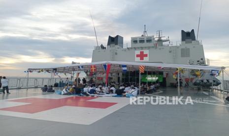 TNI Angkatan Laut mengecat putih kapal bantu rumah sakit KRI dr. Radjiman Wedyodiningrat-992, sebagai bagian dari persiapan, sebelum kapal itu diberangkatkan ke perairan aman dekat Gaza 