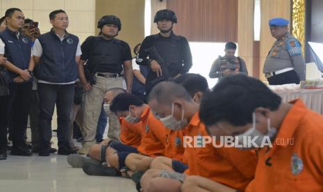 Polisi berjaga di samping para tersangka dan barang bukti saat konferensi pers kasus peredaran narkoba jenis sabu-sabu di Polda Lampung, Lampung Selatan, Lampung, Rabu (31/1/2024). Direktorat Reserse Narkoba Polda Lampung menangkap 8 orang tersangka pengedar dengan barang bukti 38,19 kg sabu-sabu yang termasuk jaringan Internasional Fredi Pratama. ANTARA FOTO/Ardiansyah/nym.