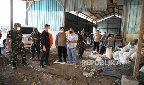  Pj Gubernur Jawa Barat Bey Machmudin bersama jajaran meninjau TPA Sarimukti di Kabupaten Bandung Barat, Selasa (12/9/2023). Pj Gubernur Bey Machmudin minta pembukaan TPA Sarimukti harus hati-hati.