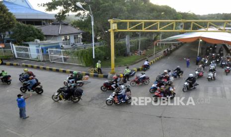 Sejumlah pemudik sepeda motor berjalan menuju kapal penyeberangan di Pelabuhan Bakauheni, Lampung Selatan, Lampung. ASP Indonesia sebut arus balik di Pelabuhan Bakauheni ke Merak terus meningkat.