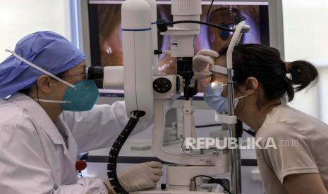 Seorang dokter memeriksa mata pasien. Risiko strok dapat terlihat dari kondisi retina, menurut penelitian terbaru.