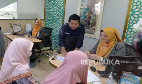 Direktur Utama BSI Hery Gunardi (kedua kanan) berbincang dengan nasabah saat meninjau pelayanan periode libur panjang akhir tahun di Kantor Cabang BSI KC Mayestik, Jakarta, Kamis (28/12/2023). PT Bank Syariah Indonesia Indonesia Tbk (BSI) telah menyiapkan uang tunai sebesar Rp12,2 triliun untuk melayani kebutuhan transaksi nasabah dimana langkah itu sebagai bagian dari komitmen BSI guna memberikan pelayanan yang optimal dan memastikan ketersediaan likuiditas selama periode 22 Desember 2023 hingga 3 Januari 2024. 