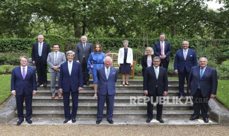 Pangeran Charles dari Inggris, barisan depan tengah, berfoto bersama CEO Bank of America, Brian Moynihan, barisan depan kiri, CEO AstraZeneca, Pascal Claude Roland Soriot, dalam setelan abu-abu, Utusan Khusus Presiden AS untuk Iklim, John Kerry, depan baris, kiri kedua, Stella McCartney, tengah dalam gaun biru, Kepala Eksekutif Royal Bank of Scotland, Alison Rose, baris kedua, kedua kanan, Presiden Cop26 Alok Sharma, baris pertama, kedua kanan, dan lainnya, selama pertunangan keberlanjutan dan G7 acara untuk Terra Carta Transition Coalitions, sebuah kolektif global terorganisir yang bekerja bersama untuk mendorong investasi menuju masa depan yang berkelanjutan untuk Alam, Manusia, dan Planet, di St James