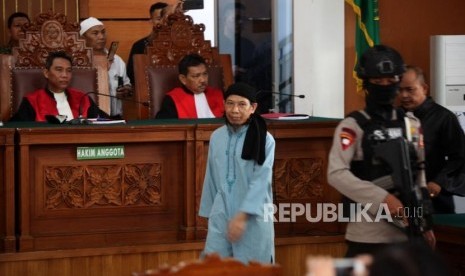 Terdakwa kasus dugaan serangan teror bom Thamrin Oman Rochman alias Aman Abdurrahman (tengah) bersiap menjalani sidang pembacaan putusan (vonis) di Pengadilan Negeri Jakarta Selatan, Jumat (22/6).