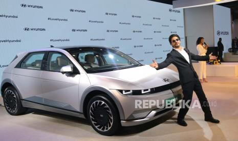 Indian Bollywood actor Shah Rukh Khan poses during the launch of Hyundai