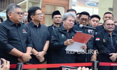 Deputi Hukum TPN Ganjar-Mahfud Todung Mulya Lubis saat konferensi pers usai mengajukan gugatan PHPU di Mahkamah Konstitusi (MK), Jakarta Pusat, Sabtu (23/3/2024).