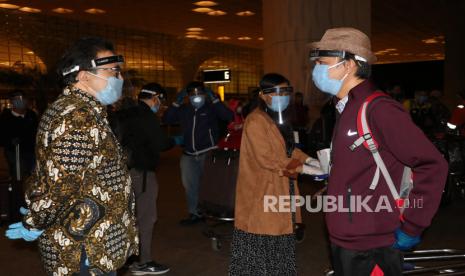 Konjen RI Mumbai, Agus P. Saptono (kiri) berbincang dengan sejumlah Warga Negara Indonesia (WNI) yang bersiap untuk terbang ke Jakarta dari Bandara Internasional Chhatrapati Shivaji, Mumbai, India, Jumat (22/5/2020)