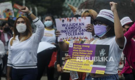 Sejumlah massa aksi melaksanakan unjuk rasa di kawasan Patung Kuda, Jakarta, Selasa (8/3/2022). Unjuk rasa dalam rangka memperingati Hari Perempuan Internasional itu menuntut pemerintah untuk mewujudkan sistem perlindungan sosial yang tidak diskriminatif dan segera mengesahkan RUU TPKS yang pro terhadap korban kekerasan. Republika/Putra M. Akbar