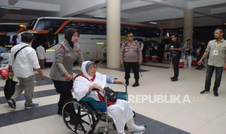 Personel Polres Indramayu memberikan pelayanan terhadap para calon jamaah haji (calhaj) yang baru tiba di Asrama Haji Indramayu, Kabupaten Indramayu, Jawa Barat, Sabtu (27/5/2023) malam. 