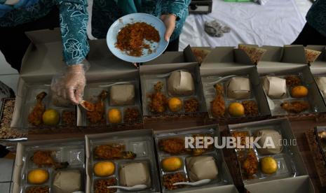 Aktivitas anggota PKK di dapur umum Gerakan Nasi Bungkus (Gasibu) TP PKK Desa Ciwaruga, di Kabupaten Bandung Barat, Senin (27/4). Diharapkan dengan adanya dapur umum dapat membatu warga yang terdampak PSBB, karena bantuan pemerintah belum tentu mampu untuk mencapai semuanya