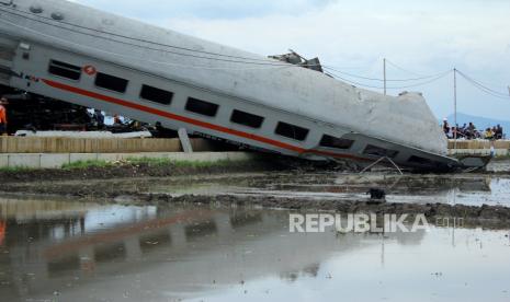 Peristiwa tabrakan kereta api KA Turangga jurusan Surabaya-Bandung dengan KA commuter line jurusan Padalarang-Cicalengka, yang berlokasi tidak jauh dari Stasiun Cicalengka, Kabupaten Bandung, Jawa Barat, Jumat (5/1/2023). Belum diketahui penyebab tabrakan dua kereta ini. Pihak PT KAI menyatakan penyebab kecelakaan baru bisa diketahui setelah ada investigasi. Pada peristiwa tersebut 4 orang tewas, dan 37 luka-luka.