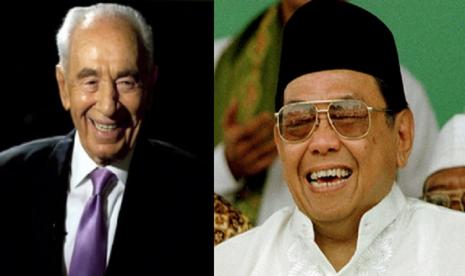 Presiden ke-9 Israel, Shimon Peres tertawa mendengar guyonan Presiden keempat RI, KH Abdurrahman Wahid (Gus Dur) tentang topi Yahudi adalah BH yang dibagi dua. Foto: IST.