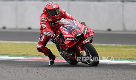 Pembalap Ducati Lenovo Team Francesco Bagnaia memacu kecepatan sepeda motornya pada hari kedua tes pramusim MotoGP 2022 di Pertamina Mandalika International Street Circuit, Lombok Tengah, NTB, Sabtu (12/2/2022). Sesi tes pramusim di sirkuit Mandalika tersebut akan berlangsung hingga Ahad (13/2/2022). Bagnaia dan sesama pembalap Ducati, Jack Miller, yakin bisa berjaya di Mandalika.