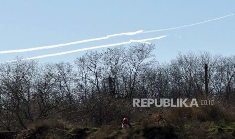  Contrails di langit saat pertahanan anti-pesawat Ukraina menembak jatuh dua roket Rusia yang bertujuan untuk menyerang wilayah Odesa, Ukraina Selatan, Selasa (14/3/2023) di tengah invasi Rusia. Pasukan Rusia memasuki wilayah Ukraina pada 24 Februari 2022, memulai konflik yang memicu kehancuran dan krisis kemanusiaan.