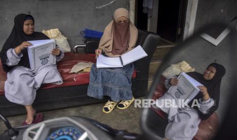 Santriwati membaca Alquran braile di area Pesantren Tahfidz Tuna Netra Mahad Saman Darushudur, Cimenyan, Kabupaten Bandung, Jawa Barat, Kamis (30/3/2023). Sebanyak 27 santri tuna netra mengikuti pesantren tahfidz Alquran dengan metode pembelajaran menggunakan bunyi-bunyian serta hafalan Alquran selama Bulan Suci Ramadhan 1444 H. 