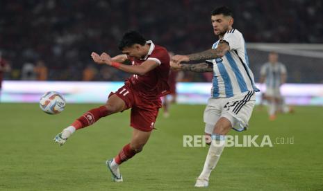 Pemain timnas Indonesia Dendy Sulistyawan berusaha melewati adangan pemain Argentina dalam laga FIFA Matchday di Stadion Gelora Bung Karno, Senayan, Jakarta, Senin (19/6/2023). Pada pertandingan itu Indonesia kalah dengan skor 0-2.