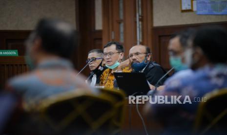 Hakim Prediksi Sidang Kasus Jiwasraya Selesai Oktober. Foto ilustrasi: Terdakwa Direktur Utama PT Hanson International Tbk Benny Tjokrosaputro mendengarkan keterangan saksi pada sidang lanjutan terkait kasus korupsi pengelolaan keuangan dan dana investasi PT Asuransi Jiwasraya di Pengadilan Tipikor, Jakarta, Senin (20/7). Sidang tersebut beragendakan mendengarkan keterangan sebanyak lima saksi diantaranya  Komisaris Pool Advista Asset Management Ronald Sebayang, Direktur Utama OSO Manajemen Investasi Rusdi Usman, Direktur Utama Sinarmas Asset Management Alex Setiawan dan mantan Fund Manager BAP Ventures Ivan Samuel Hutabarat.