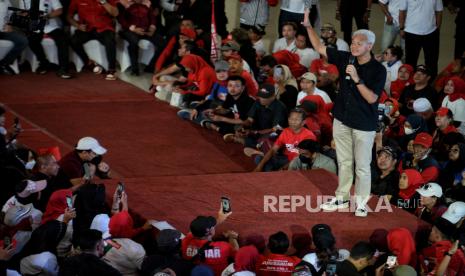 Calon presiden (capres) Ganjar Pranowo menyampaikan pidato saat menyapa relawan di Gedung Rudang, Bekasi, Jawa Barat, Sabtu (16/12/2023). 