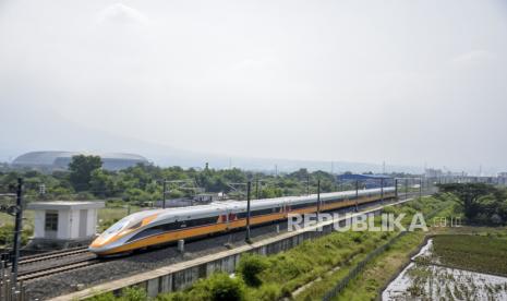 Rangkaian kereta inspeksi atau comprehensive inspection train (CIT) Kereta Cepat Jakarta Bandung (KCJB) melaju saat menjalani uji coba di Tegalluar, Kabupaten Bandung, Jawa Barat, Selasa (23/2/2023). PT KCIC melakukan uji fungsi (testing and commissioning) dengan meningkatkan secara bertahap laju perjalanan CIT KCJB dari sebelumnya rata-rata 60 kilometer per jam menjadi 180 kilometer per jam. 