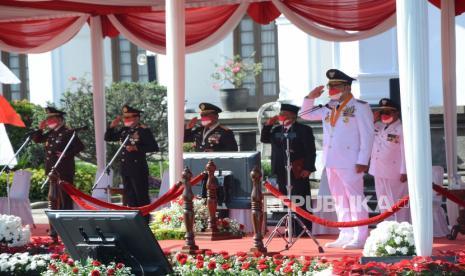 Gubernur Jawa Barat Ridwan Kamil menjadi inspektur upacara saat Upacara Pengibaran Bendera Merah Putih dalam Rangka Peringatan Hari Ulang Tahun Ke-76 Kemerdekaan RI Tingkat Provinsi Jawa Barat di halaman Gedung Sate, Kota Bandung, Selasa (17/8). Pada kesempatan itu Gubernur Jawa Barat menyampaikan amanat, salah satunya dimomentum ini untuk bersama-sama membulatkan tekad dan semangat untuk melawan pandemi dan ekonomi kembali bangkit di Jawa Barat maupun tingkat Nasional.