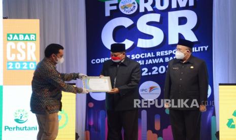 Wakil Gubernur Jawa Barat Uu Ruzhanul Ulum menyerahkan piagam penghargaan CSR (Corporate Social Responsibility) kepada salah satu perusahaan BUMN saat Forum CSR Provinsi Jawa Barat, (ilustrasi). Arya Dwi Paramita, Vice President CSR and SMEPP Management PT Pertamina (Persero), mengatakan regulasi baru mengajak semua untuk memahami bagaimana CSR tidak hanya sekadar donasi dan community development.  