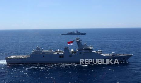 KRI Raden Eddy Martadinata-331 (kanan) berlayar ketika latihan di perairan Kalimantan (ilustrasi).