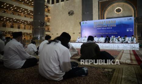 Isi Pergantian Akhir Tahun dengan Muhasabah. Foto:   Jamaah mengikuti acara Muhasabah dan Istighotsah Kubra Akhir Tahun 2021 di Masjid Istiqlal, Jakarta, Kamis (30/12). Komisi Dakwah Majelis Ulama Indonesia (MUI) Pusat mengelar acara Muhasabah dan Istighotsah Kubra Akhir Tahun 2021 yang dilaksanakan secara Hybrid dan diharapakan bisa membangkitkan spiritualitas umat Islam.Prayogi/Republika