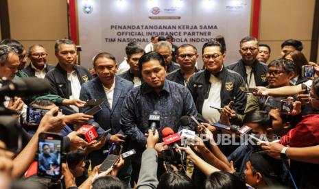 Ketua Umum PSSI Erick Thohir (tengah) menjawab pertanyaan wartawan usai penandatanganan kerja sama antara PSSI dan Mandiri Inhealth di Jakarta, Kamis (14/3/2024) .PSSI bekerja sama dengan Mandiri Inhealth menghadirkan akses layanan asuransi kesehatan bagi pemain tim nasional sepak bola Indonesia sebagai upaya memajukan sepak bola tanah air dengan memberikan pertanggungan asuransi kesehatan untuk seluruh pemain Tim Nasional Sepak Bola Indonesia Senior, U-23, U 20/U-19, U-17/U-16 dan pemain timnas sepak bola Wanita senior dan junior, sepak bola Pantai dan E-Sport.