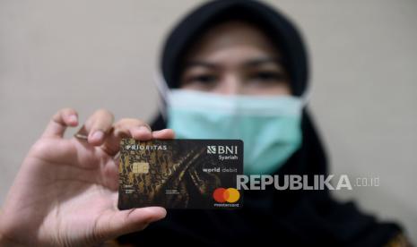 Pegawai BNI Syariah menunjukan dammy kartu Hasanah Debit Prioritas.