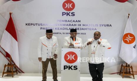 Presiden Partai Keadilan Sejahtera (PKS) Ahmad Syaikhu (tengah) 