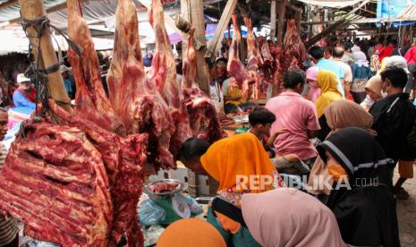 Sejumlah calon pembeli melihat lihat daging sapi. Ilustrasi