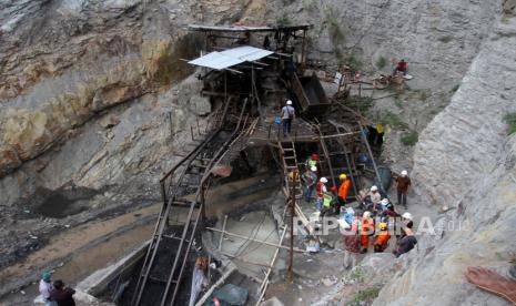 Sejumlah warga mengamati bekas ledakan pada lokasi tambang batu bara di Kecamatan Talawi, Kabupaten Sawahlunto, Sumatera Barat, Jumat (9/12/2022). Basarnas Padang menyebutkan ledakan tambang batu bara yang dipicu oleh gas metana mengakibatkan 10 pekerja meninggal dunia dan empat pekerja mengalami luka bakar serius. 