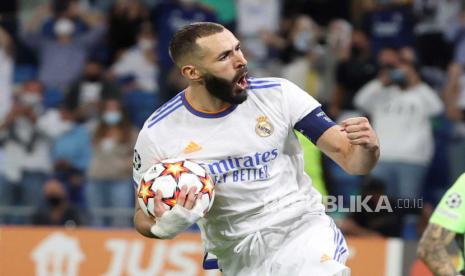 Striker Real Madrid Karim Benzema merayakan gol saat pertandingan sepak bola Grup D Liga Champions UEFA antara Real Madrid dan FC Sheriff Tiraspol di Stadion Santiago Bernabeu di Madrid, Spanyol, Kamis (25/11) dini hari WIB. 