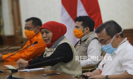 Gubernur Jawa Timur Khofifah Indar Parawansa (kedua kiri) didampingi Wagub Jatim Emil Elestianto Dardak (kedua kanan), Ketua Gugus Tugas Percepatan Penanganan COVID-19 Heru Tjahjono (kiri) serta Dirut RSUD dr Soetomo Joni Wahyuhadi (kanan) menyampaikan keterangan pers terkait data terbaru peta persebaran Covid-19.