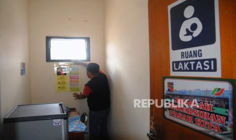 Ruang laktasi. Tidak adanya dukungan menyusui di tempat kerja menjadi salah satu penyebab berhentinya atau tidak menyusui lagi bagi perempuan pekerja.