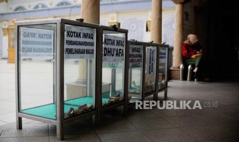 Sejumlah kotak infak yang sempat ditempelkan stiker QRIS palsu yang mengatasnamakan untuk restorasi masjid di Masjid Nurul Iman Blok M Square, Kebayoran Baru, Jakarta, Senin (10/4/2023). Menurut pengurus masjid, sekitar 20 stiker QRIS palsu terpasang di Masjid Nurul Iman Blok M Square, yang ditempel pada kotak dan dinding masjid sejak Kamis (6/4/2023). Soal QRIS Masjid, Menko PMK: Sebaiknya Salurkan ke Lembaga yang Sudah Dikenal