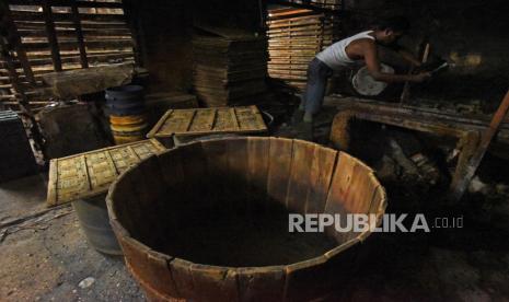 Pekerja pabrik tahu menghentikan kegiatan produksi di sentra industri tahu di Kampung Kejayan, Pejaten, Serang, Banten, Kamis (3/11/2022). Kementerian Perdagangan (Kemendag) akan melakukan intervensi khusus untuk menurunkan harga kedelai di pasaran. 