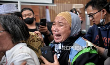 Ekspresi simpatisan terdakwa Richard Eliezer seusai mendengarkan pembacaan vonis oleh majelis hakim dalam kasus dugaan pembunuhan berencana terhadap Brigadir J, di Pengadilan Negeri Jakarta Selatan, Rabu (15/2/2023). Majelis hakim menjatuhkan hukuman kepada terdakwa Richard Eliezer penjara selama 1 tahun 6 bulan atau lebih ringan dari tuntutan jaksa penunutut umum sebelumnya yakni penjara 12 tahun.