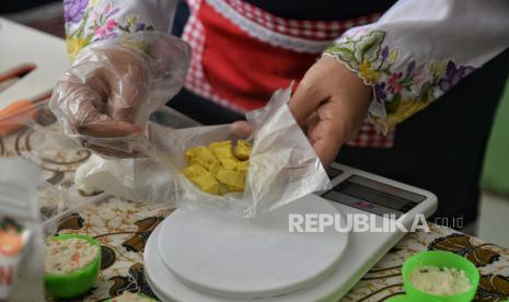 Sejumlah ibu - ibu kader posyandu memasak Makanan Pendamping ASI (MPASI) disela acara seminar gizi dan live cooking bertema Optimalisasi Pangan Lokal di Depok, Jawa Barat, Kamis (25/1/2024). Dalam rangka memperingati Hari Gizi Nasional (HGN), Rumah Zakat  berkolaborasi dengan BKKBN dan Bumbu Bunda Elia menggelar acara tersebut guna memberikan edukasi kepada masyarakat agar bisa mengoptimalisasi bahan pangan yang ada di lingkungan sekitarnya agar menjadi asupan gizi bagi keluarga.