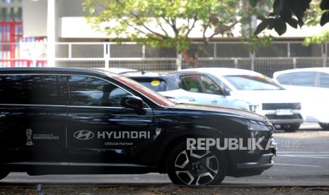 Kendaraan Hyundai untuk operasional Piala Dunia U17 terparkir di Stadion Manahan, Surakarta, Jawa Tengah, Senin (30/10/2023). Komplek Stadion Manahan ditutup sementara untuk umum hingga 5 Desember mendatang untuk gelaran Piala Dunia Sepak Bola U17. Stadion Manahan akan digunakan untuk pertandingan Grup B yang berisi Spanyol, Mali, Kanada, dan Uzbekistan. Selain itu, nantinya juga akan dilangsungkan pertandingan perempat final, semi final, dan final.