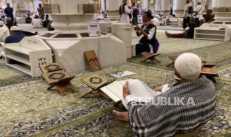 Jamaah haji Indonesia sedang membaca Alquran di Masjid Nabawi, Kamis (23/5/2024). 