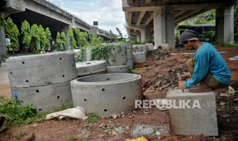 Pekerja menyelesaikan proyek galian sumur resapan di kawasan Jalan DI anjaitan, Jakarta Timur, Selasa (16/11). Pemprov DKI Jakarta menargetkan sumur resapan terbangun di 22.292 titik guna mengurangi daerah rawan banjir di Ibu Kota. Namun, sejauh ini Pemprov DKI baru membangun sumur resapan di 6.233 titik. Republika/Thoudy Badai